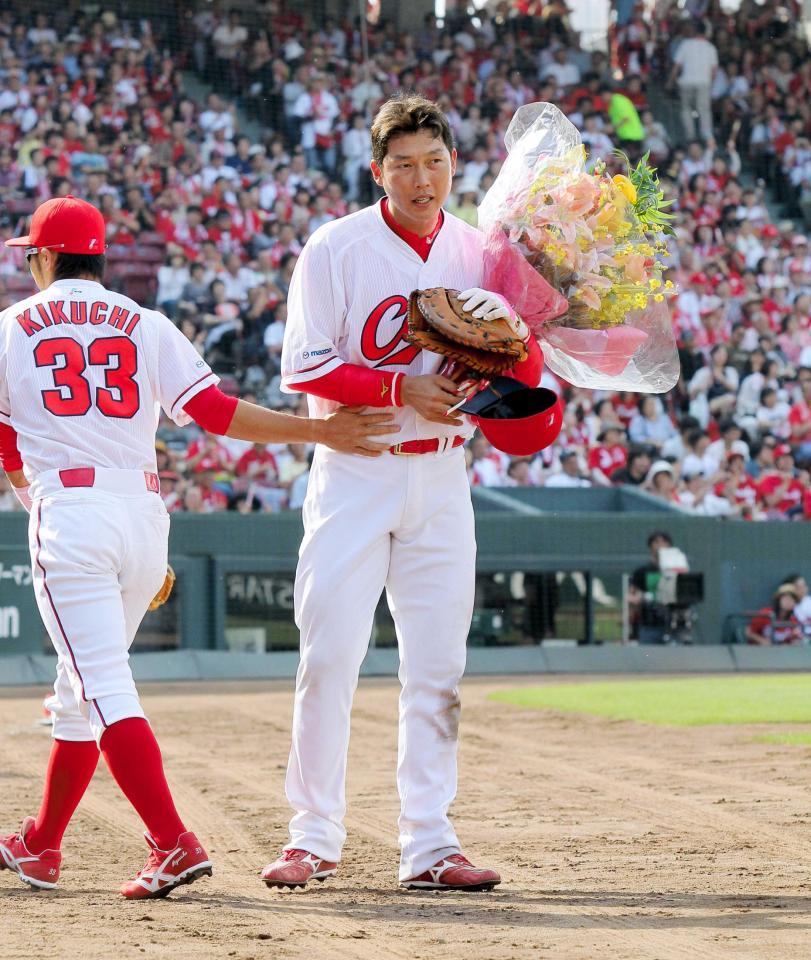 　通算２０００試合出場となった新井