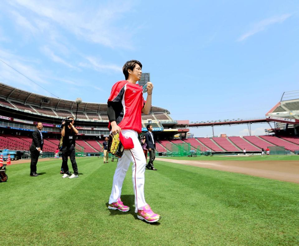 いざ、交流戦。開幕投手を務める前田は青空の下、練習へ向かう