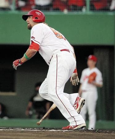 ３回、先制適時打を放つ広島のエルドレッド＝マツダスタジアム（撮影・北村雅宏）