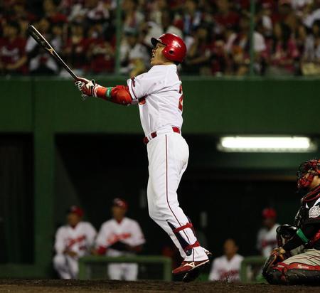 ５回広島無死、中堅フェンス直撃の三塁打を放つ広島・新井貴浩＝マツダスタジアム（撮影・北村雅宏）