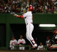 ５回広島無死、中堅フェンス直撃の三塁打を放つ広島・新井貴浩＝マツダスタジアム（撮影・北村雅宏）