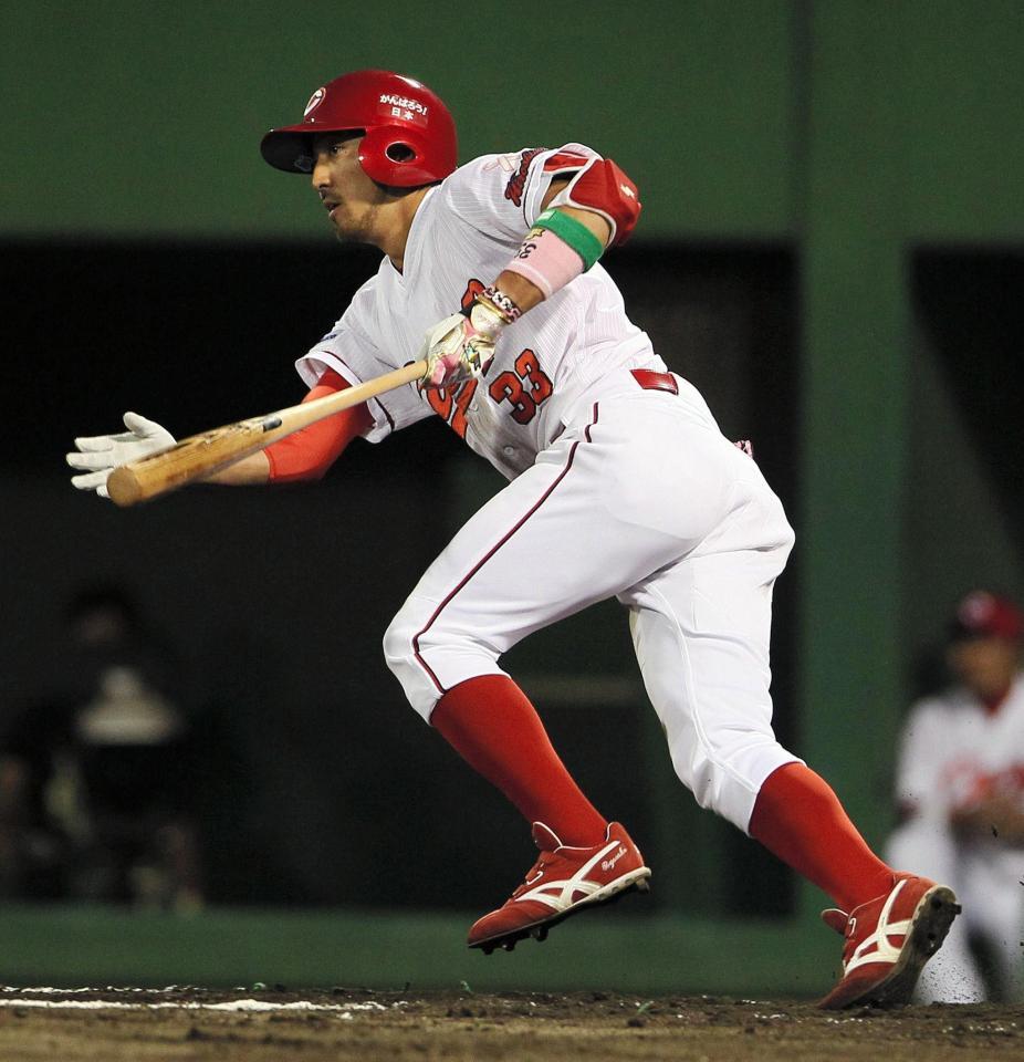 ４回広島２死一、三塁、左前に適時打を放つ広島・菊池涼介＝マツダスタジアム（撮影・北村雅宏）