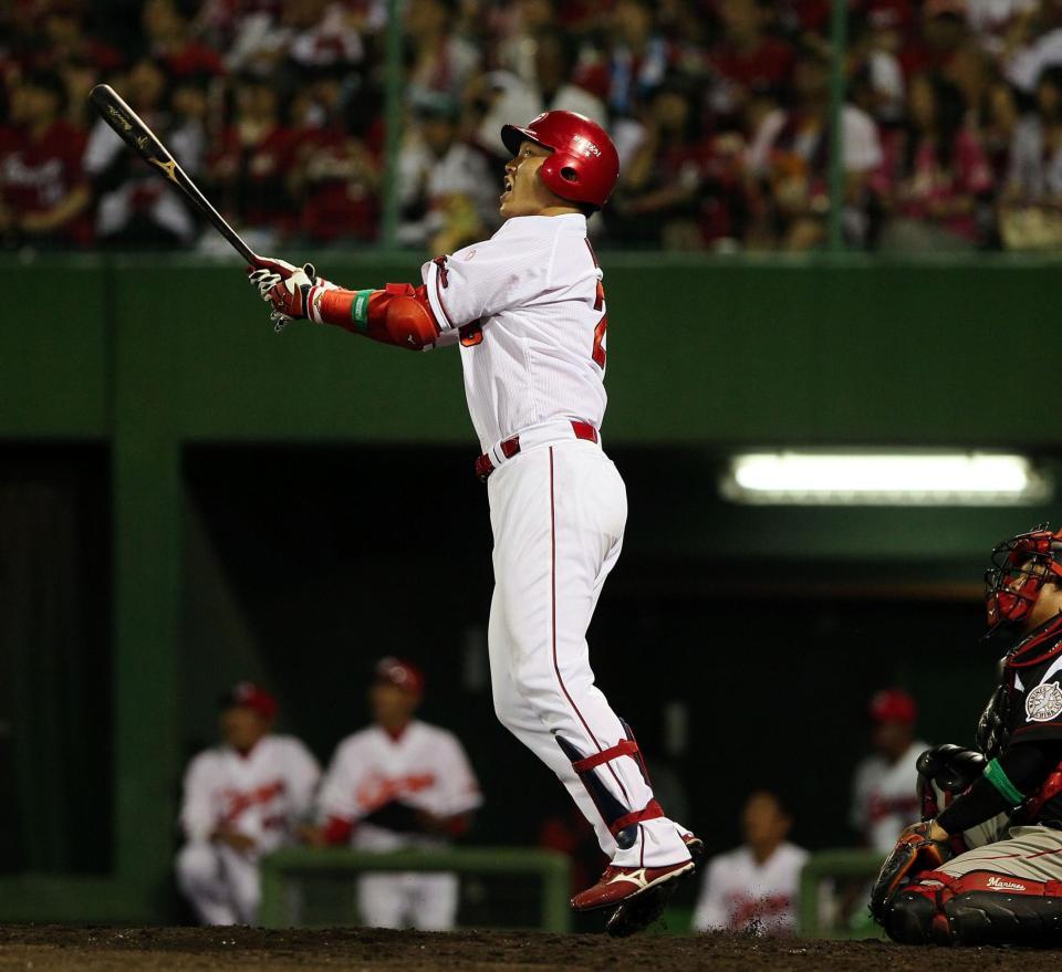 ５回広島無死、中堅フェンス直撃の三塁打を放つ広島・新井貴浩＝マツダスタジアム（撮影・北村雅宏）