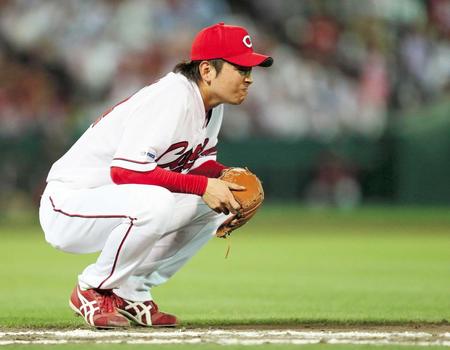 　５回、不運な安打で同点に追い付かれ、座りこむ大瀬良