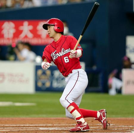 ２回広島、無死一塁、先制２ランを放つ広島・梵英心＝京セラドーム（撮影・飯室逸平）