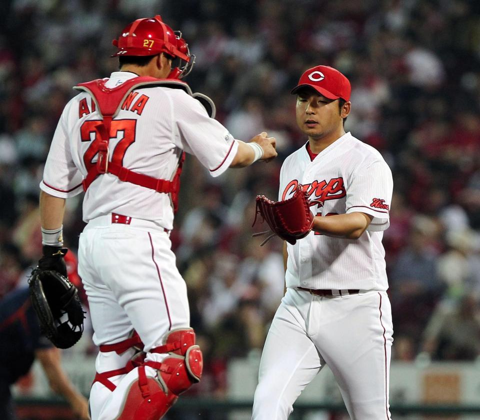 　８回から３番手で登板の広島・今村（右）