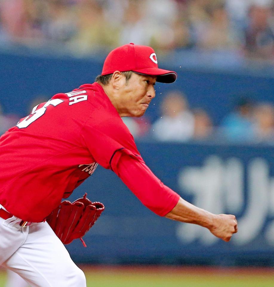 気迫の投球を見せる黒田（撮影・飯室逸平）