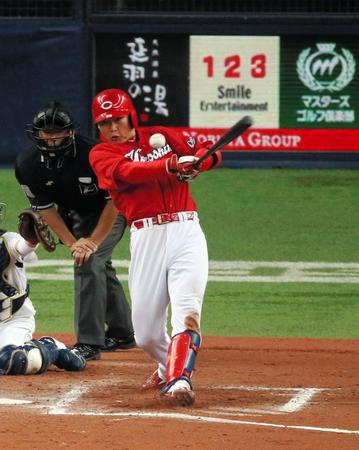 ７回広島１死一、二塁、左前適時打を放つ新井貴浩＝京セラドーム（撮影・持木克友）