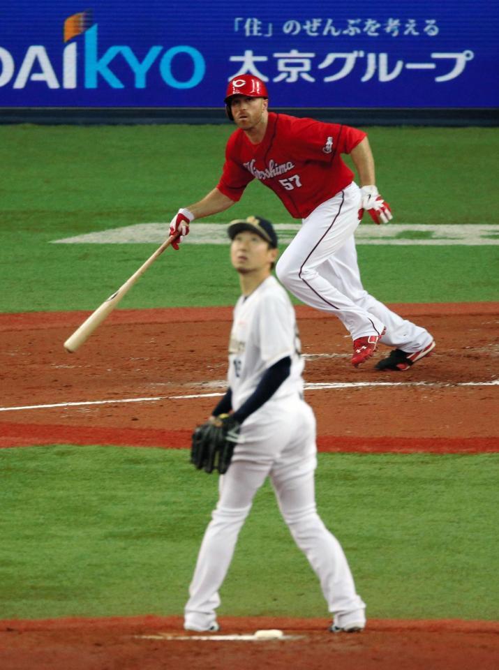 ４回広島１死、中越え本塁打を放つシアーホルツ（投手・金子千尋）＝京セラドーム（撮影・持木克友）