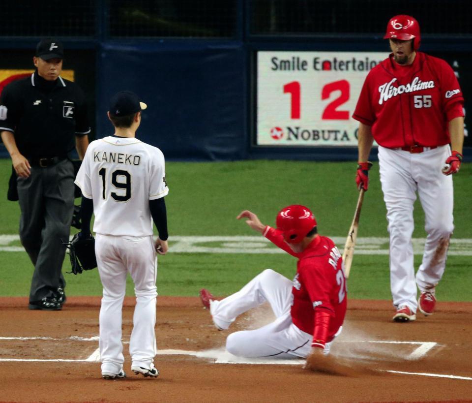 ６回広島無死一、三塁、打者エルドレッド（右）の時金子千尋の暴投で生還する三走・新井貴浩＝京セラドーム（撮影・持木克友）