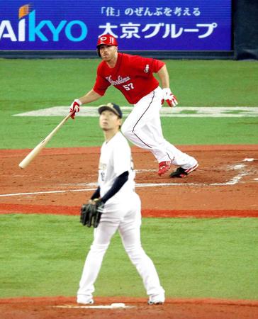 　４回、金子から中越えソロを放つシアーホルツ（撮影・持木克友）