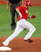 ７回広島、適時三塁打を放ち三塁に向かうシアーホルツ＝京セラドーム（撮影・持木克友）