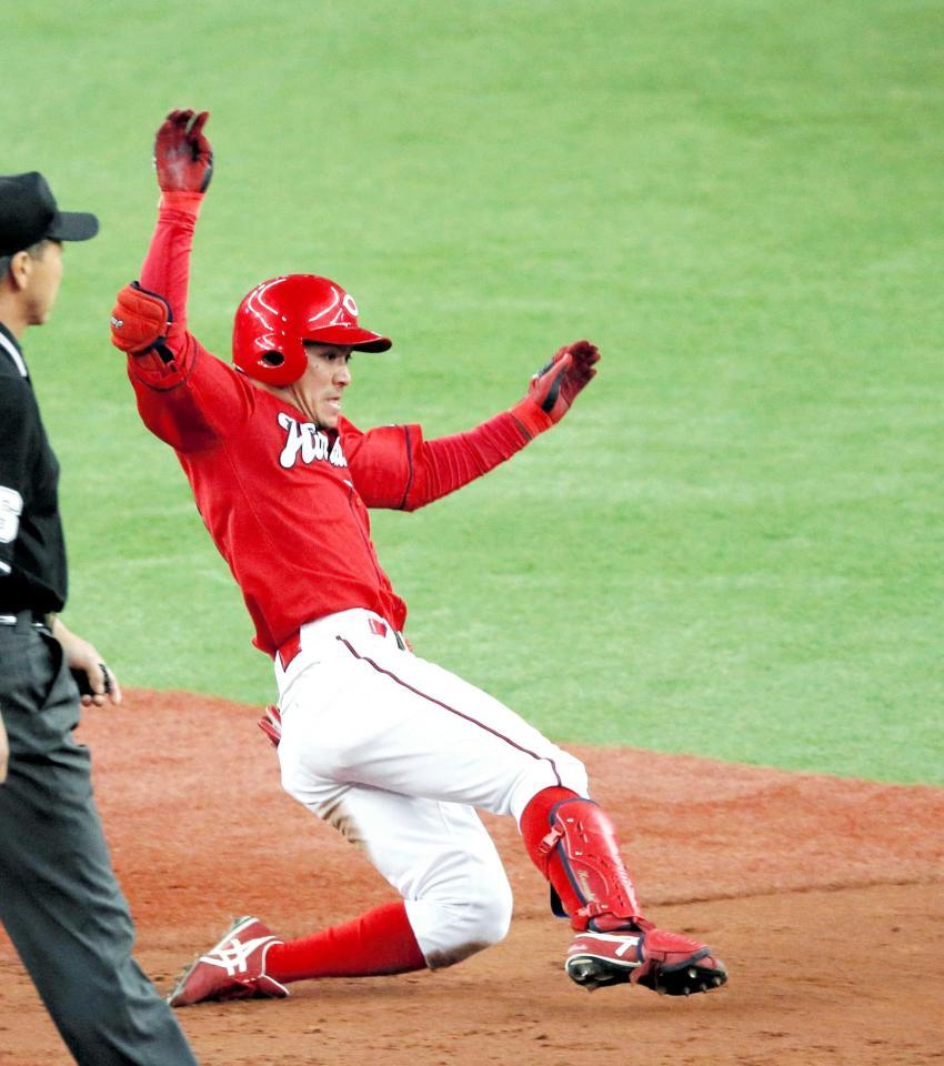 　９回、左翼線二塁打を放ち二塁に滑り込む田中