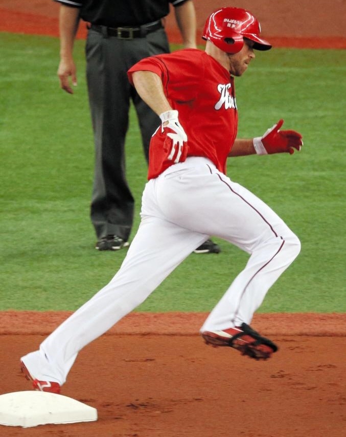 ７回広島、適時三塁打を放ち三塁に向かうシアーホルツ＝京セラドーム（撮影・持木克友）