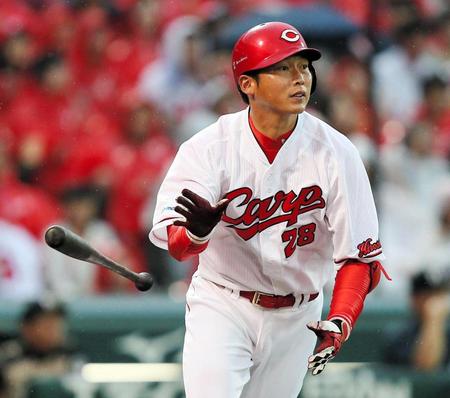 １回広島１死二、三塁、右犠飛を放つ広島・新井貴浩＝マツダスタジアム（撮影・出月俊成）