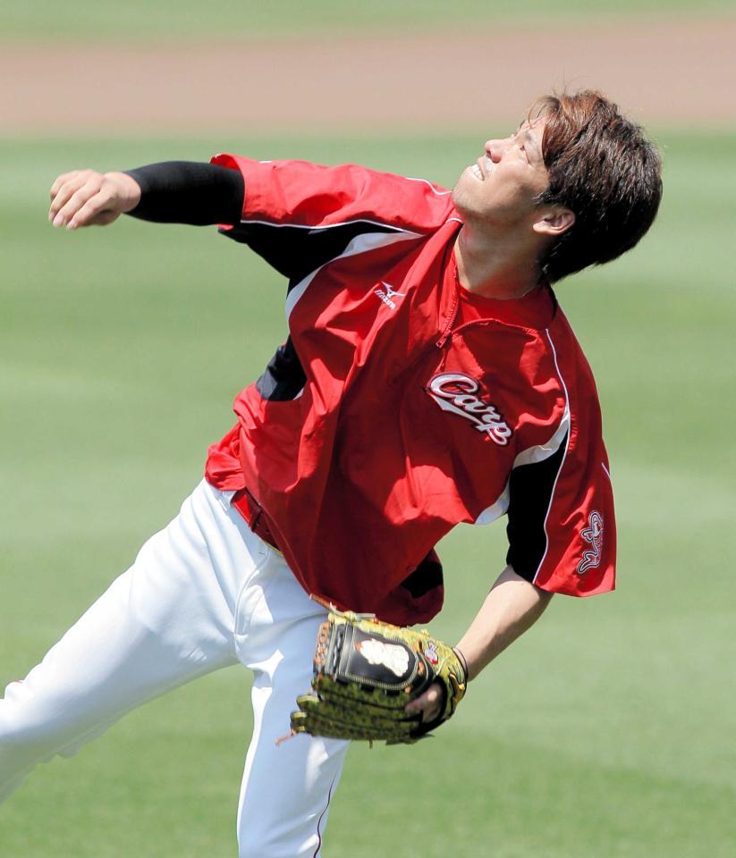 　天高くボールを投げる前田（撮影・北村雅宏）