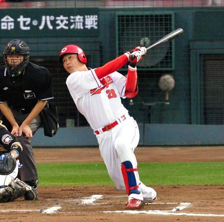 　１回、同点の右犠飛を放つ広島・新井貴浩＝マツダスタジアム（撮影・北村雅宏）