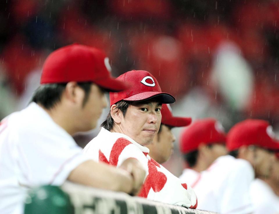 　９回、まさかの逆転に雨の中、ベンチでじっとグラウンドを見つめる前田（左は中崎）＝撮影・出月俊成