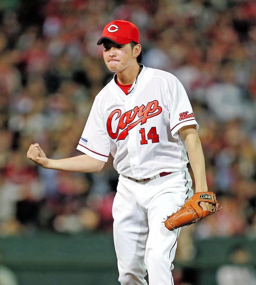 ６回、中田を空振り三振に仕留め、ガッツポーズを見せる大瀬良（撮影・出月俊成）