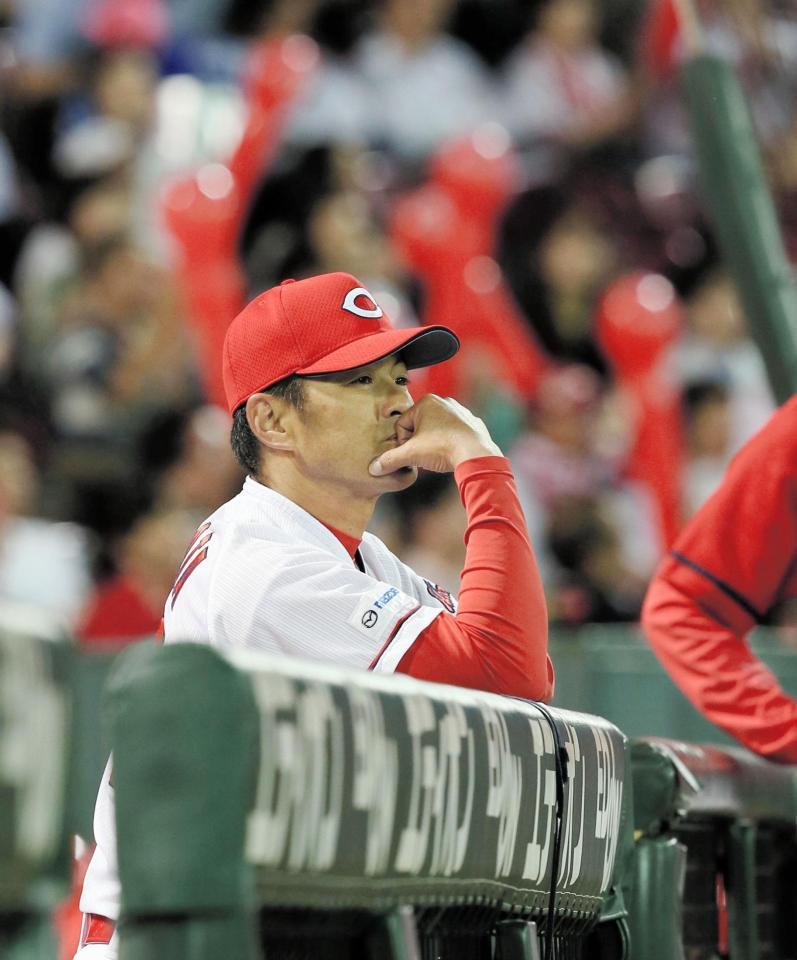 連敗にベンチでぼう然とグラウンドを見つめる緒方監督＝マツダスタジアム（撮影・出月俊成）