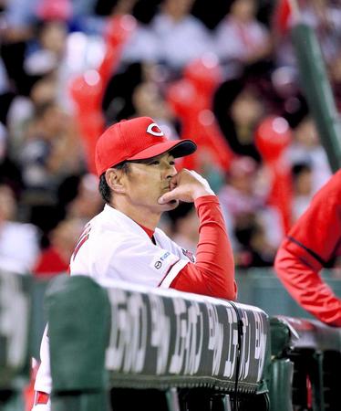 　連敗にベンチでぼう然とグラウンドを見つめる緒方監督（撮影・出月俊成）