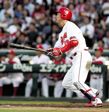 　３回、バットを折りながら中前打を放つ新井（撮影・北村雅宏）