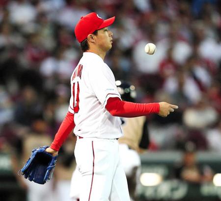 　４回、同点に追いつかれ、ぼう然の野村（撮影・出月俊成）