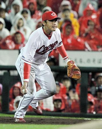 ６回楽天２死満塁、楽天・伊志嶺忠の放った強襲打を飛びついて好捕した広島・新井貴浩は一塁ベースカバーに走る広島・黒田博樹へトスする＝マツダスタジアム（撮影・北村雅宏）