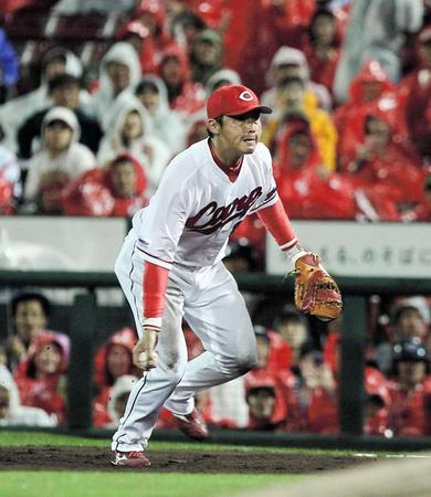 　６回、痛烈な打球を飛びついて好捕した新井は一塁ベースカバーに走る黒田にトスする
