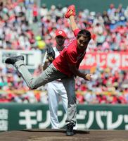 始球式を務める竹原慎二氏＝マツダスタジアム（撮影・北村雅宏）