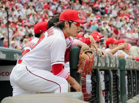 スタメンから外れ、ベンチから試合を見つめる広島・丸佳浩＝マツダスタジアム（撮影・出月俊成）