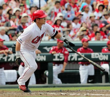 ４回広島２死一、二塁、左前に同点適時打を放つ広島・会沢翼＝マツダスタジアム（撮影・出月俊成）