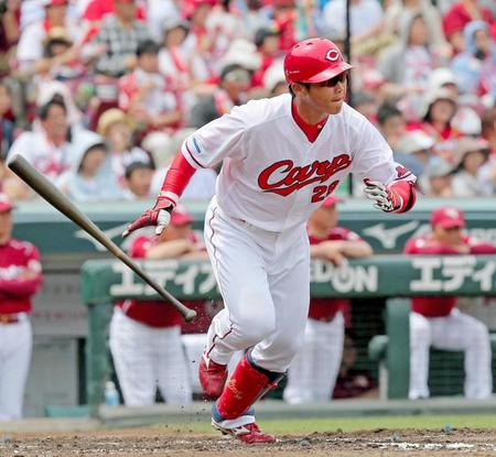 　２回、右前打を放つ新井