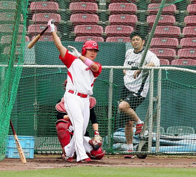 スタメン落ちの広島・丸が休日返上練習