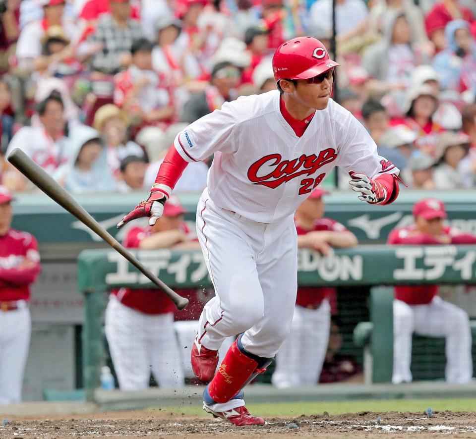 　２回、右前打を放つ新井