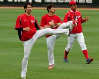 西武３連戦での先発へ向け、並んで練習する（左から）前田、野村、武内