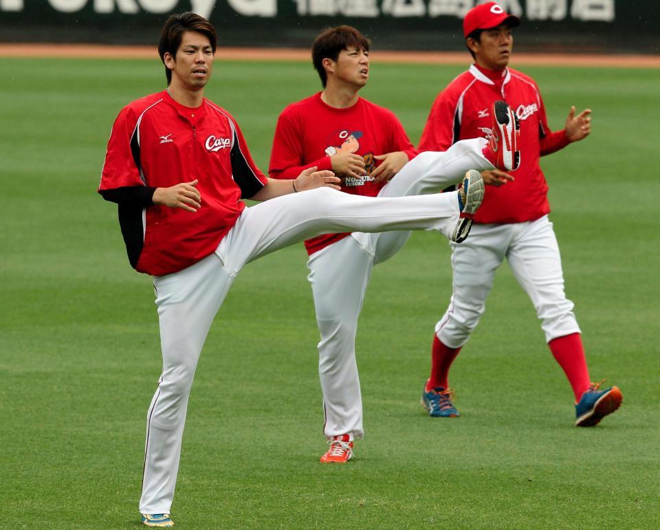 西武３連戦での先発へ向け、並んで練習する（左から）前田、野村、武内