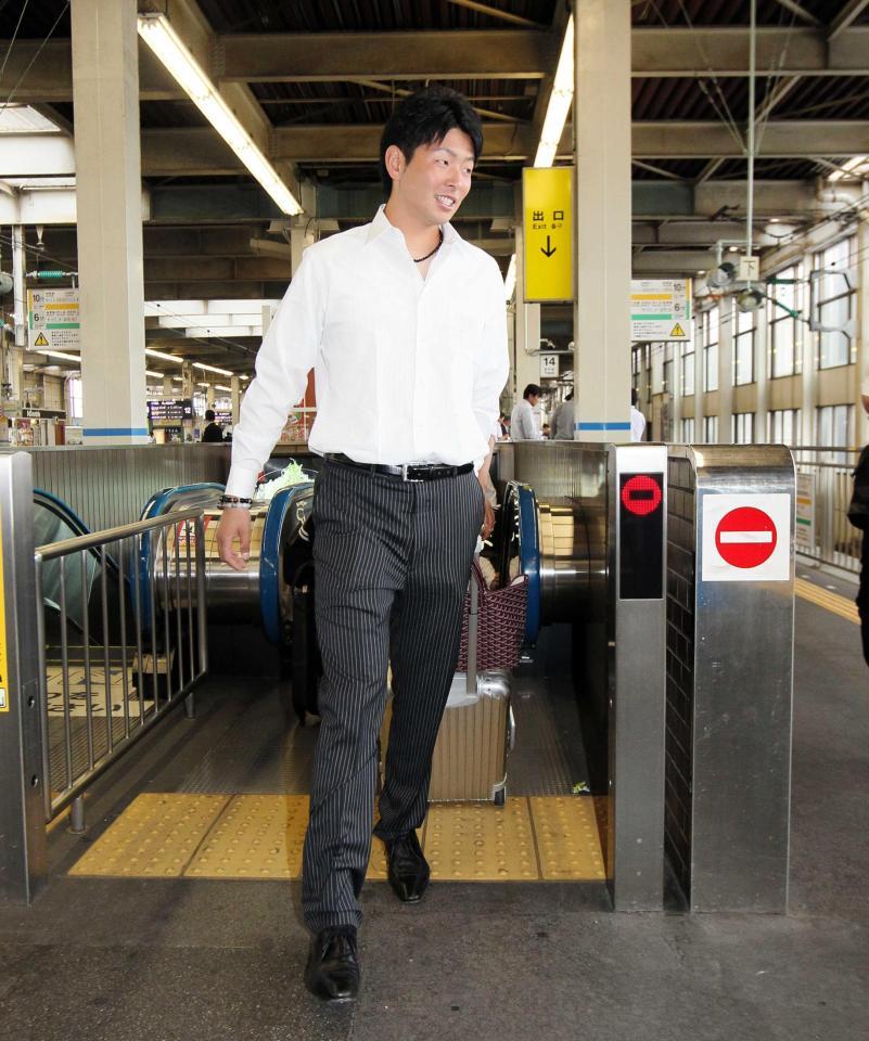 　西武戦へ向け、移動する大瀬良（撮影・出月俊成）