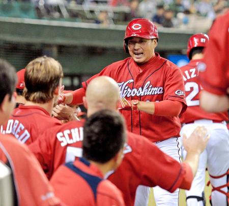 　２回、右越えに先制ソロを放ち、ナインの祝福に笑顔を見せる松山（撮影・西岡正）