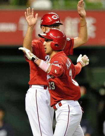 ４回広島、菊池は左越えに先制を放ち、ホームイン＝西武プリンスドーム（撮影・西岡正）