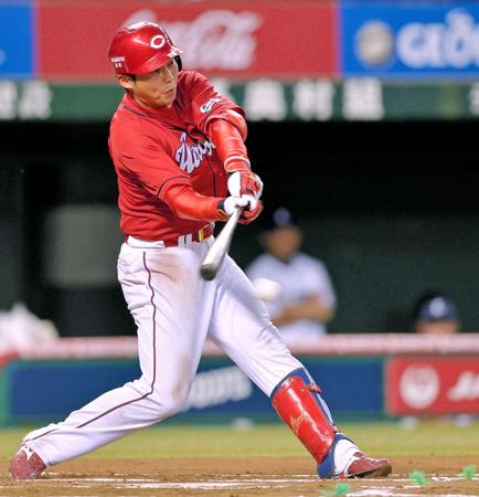 延長１０回、中前に勝ち越し打を放つ新井