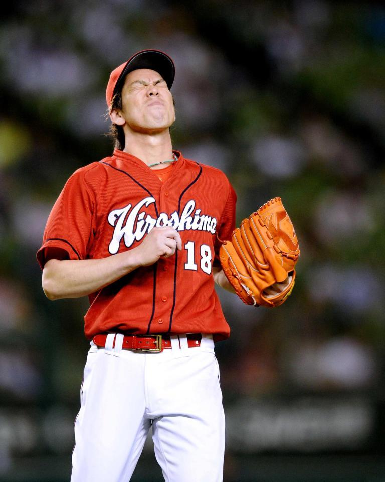 　８回、けん制を悪送球してピンチを広げ、顔をしかめる前田（撮影・西岡正）