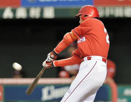 １回広島１死二、三塁、新井貴浩は先制の右犠飛を放つ＝西武プリンスドーム（撮影・西岡正）