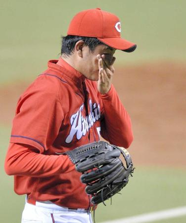 　１回、２点を失い顔を手で覆いながらベンチへ戻る武内