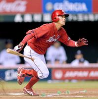 ６回、逆転タイムリー二塁打を放つ田中（撮影・西岡正）