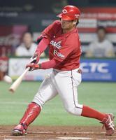 　２回広島２死一塁、田中が右越えに先制２ランを放つ＝ヤフオクドーム