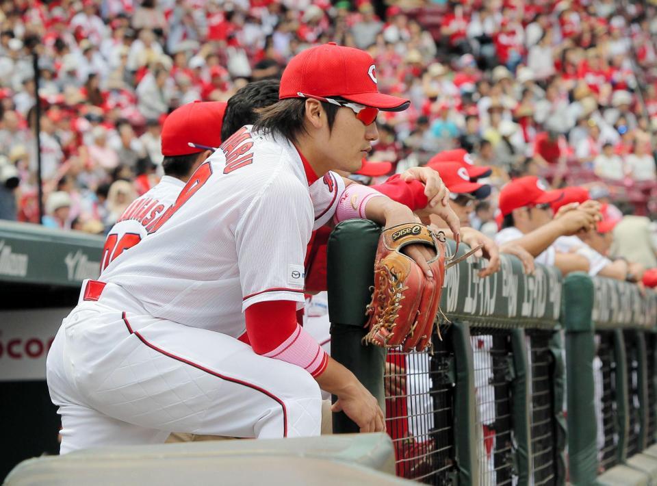 スタメンから外れ、ベンチから試合を見つめる広島・丸佳浩＝マツダスタジアム（撮影・出月俊成）