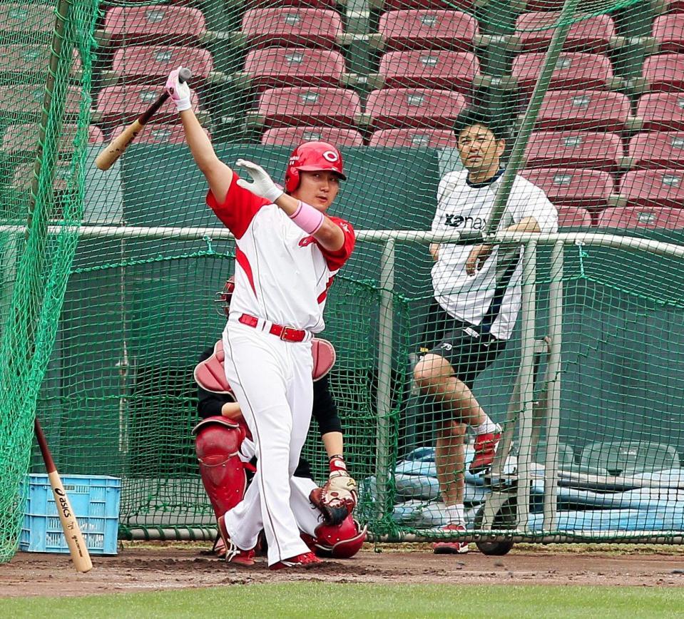 休日返上で広島・緒方孝市監督（右）と一緒に打撃練習をする広島・丸佳浩＝マツダスタジアム（撮影・出月俊成）