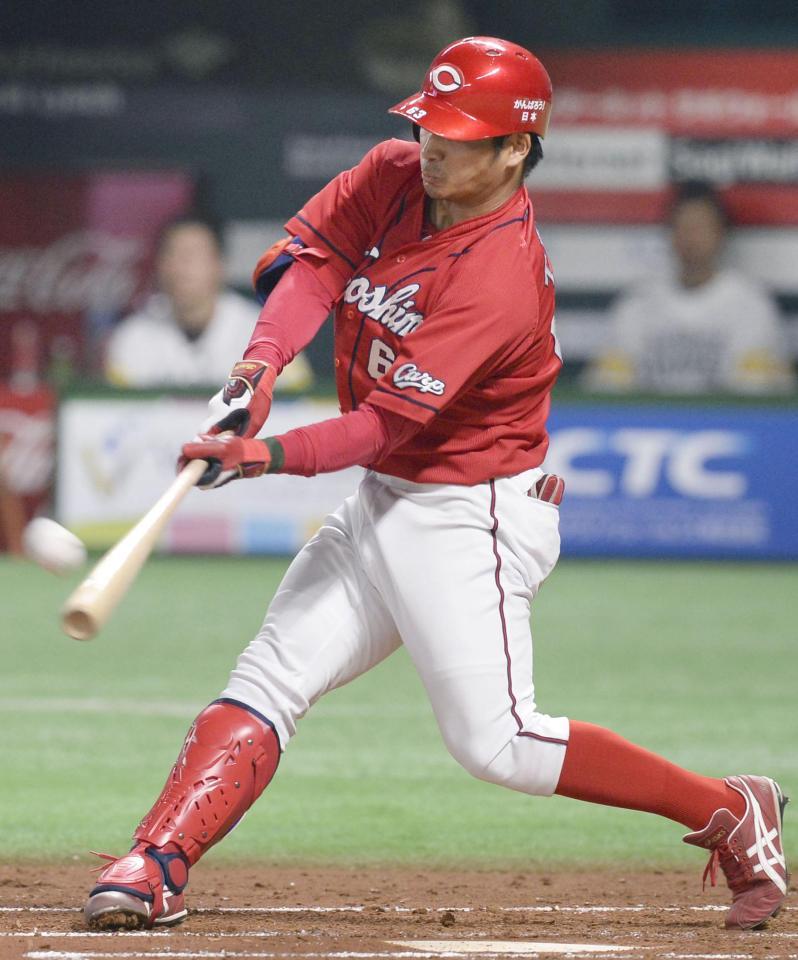 　２回広島２死一塁、田中が右越えに先制２ランを放つ＝ヤフオクドーム