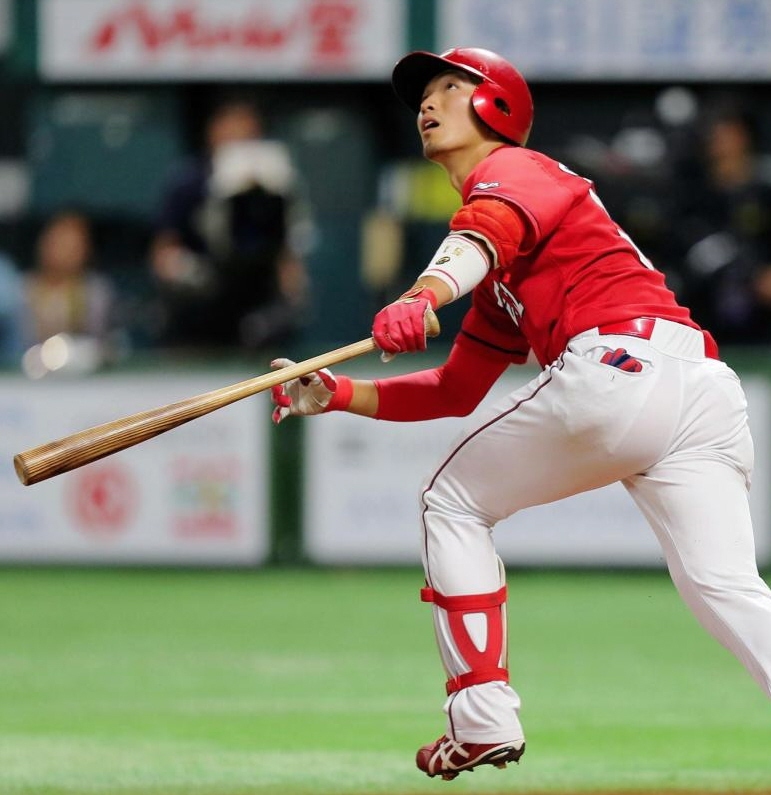 ４回、を放つ鈴木誠（撮影・出月俊成）